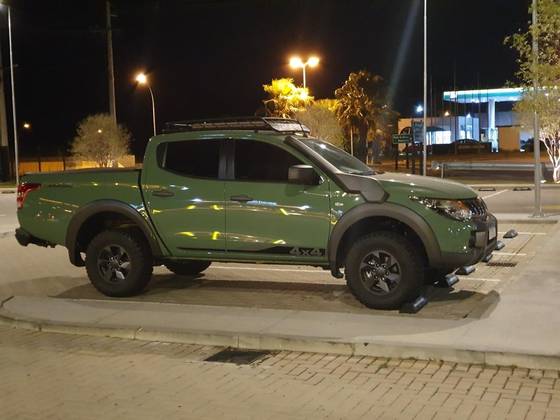 MITSUBISHI L200 TRITON 2.4 16V TURBO DIESEL SAVANA GLS CD 4X4 AUTOMÁTICO